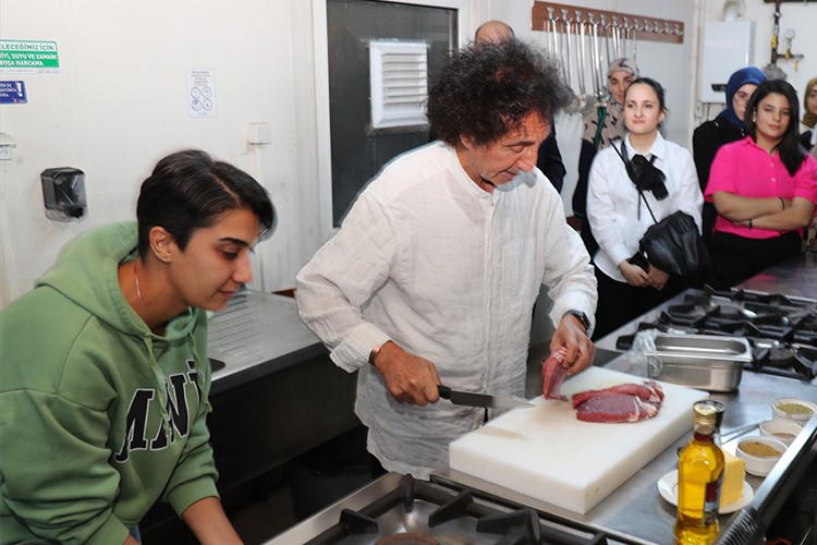 Gastronominin inceliklerini öğrencilere anlattı