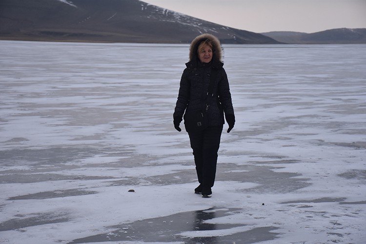 Kısmen donan Çıldır Gölü sezonun ilk ziyaretçilerini ağırladı