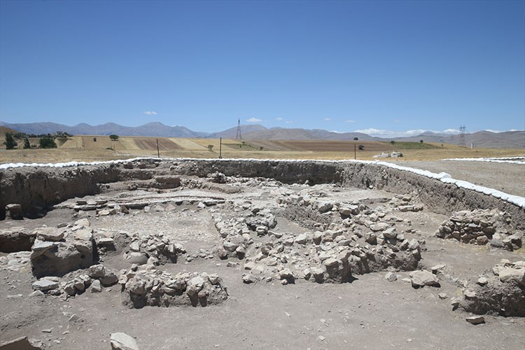 Geç Tunç Çağı'na ait yapı ve silolar gün yüzüne çıkarıldı