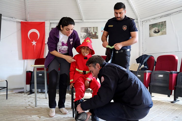 Depremzede Emir'in itfaiyeci olma hayali bir günlüğüne gerçeğe dönüştü