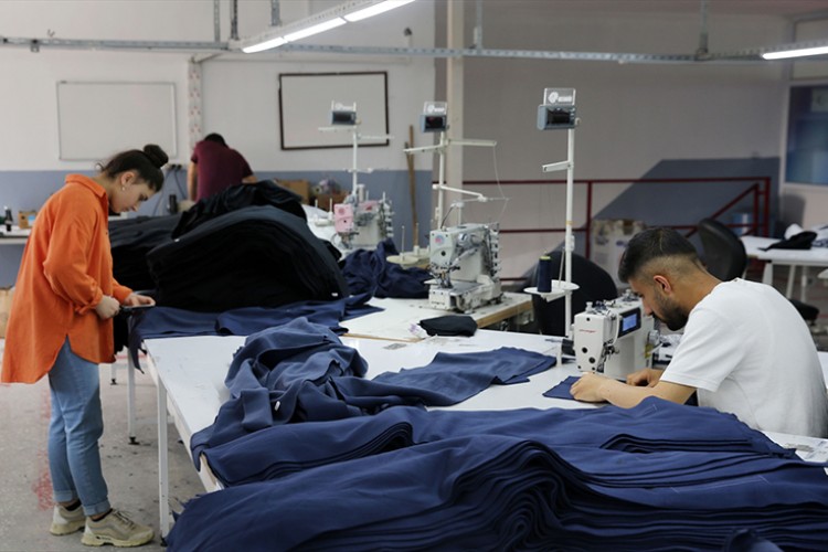 Köyünde kurduğu atölyede 60 gence istihdam sağladı