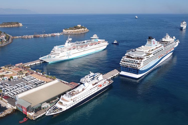 Kuşadası'na 2 günde kruvaziyerlerle 16 bin turist geldi