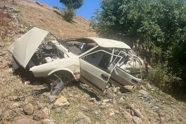 Şarampole devrilen otomobildeki 5 kişi yaralandı