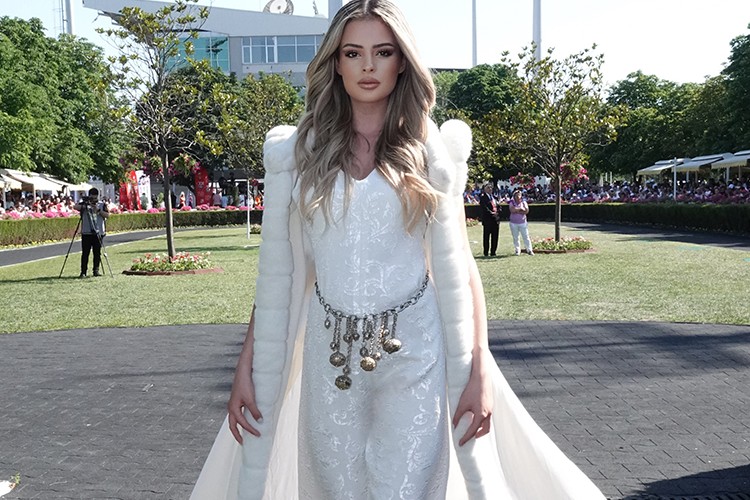 Düğünden sonra ilk defile