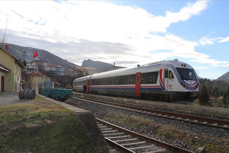 Asırlık Kemah Tren İstasyonu hizmette