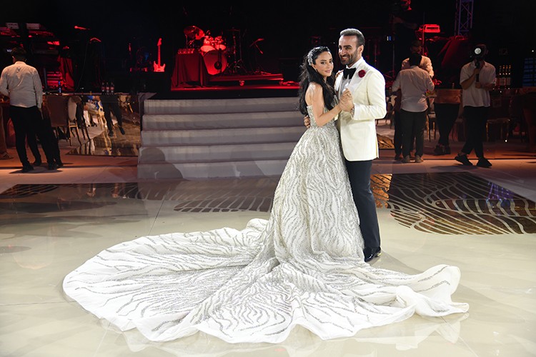 Düğün bitti gelinliğin yankıları sürüyor