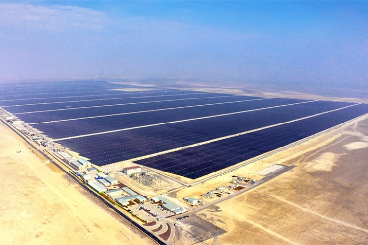 En büyük güneş santrali tam kapasite üretime başladı