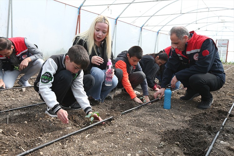 Özel öğrenciler serada tarımla buluştu