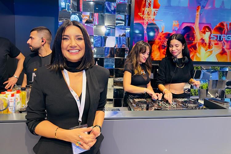 Ünlü iş kadını kendi gece kulübünde sahneye çıktı