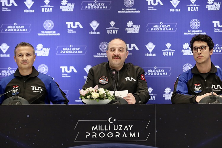 Türkiye'nin ilk uzay yolcuları ile bir araya geldi