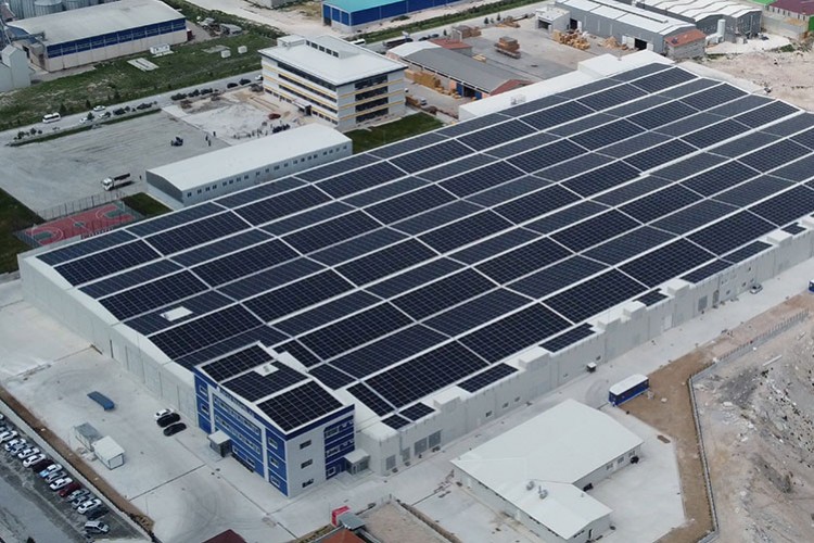 Bir firmanın çatısına GES kurulumu gerçekleştirdi