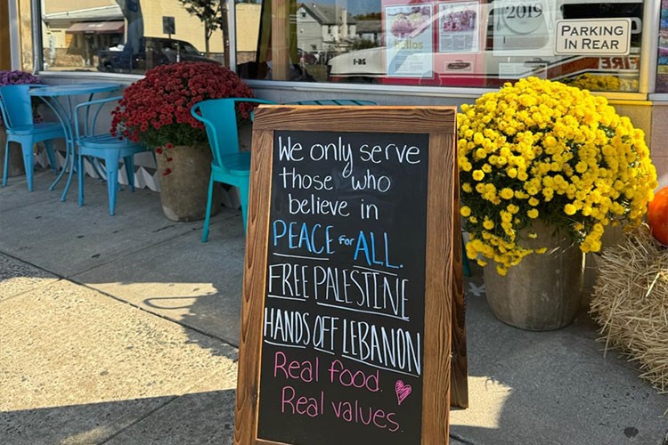 İşletmesine yazdığı barış yanlısı yazı, Siyonist grupları kızdırdı