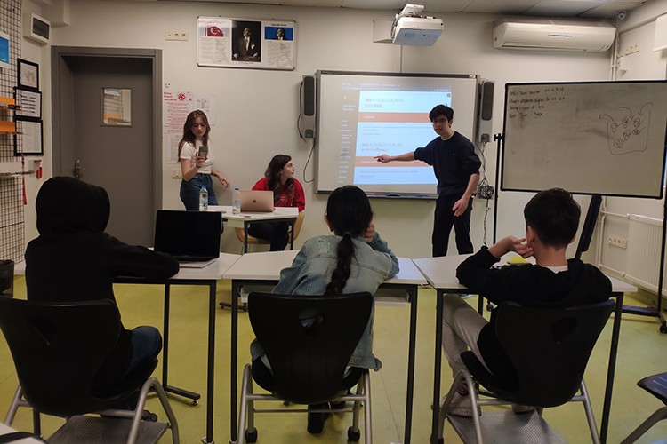 25 çocuğun eğitimini üstlendi