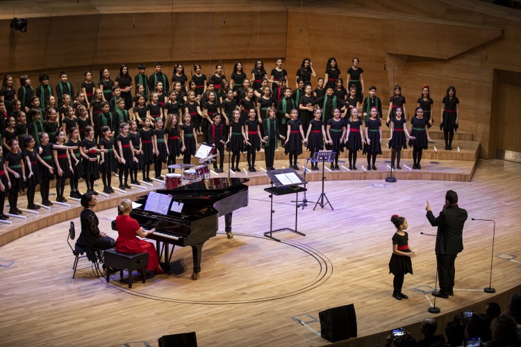 220 çocuk korist ile CSO'da sahne aldı