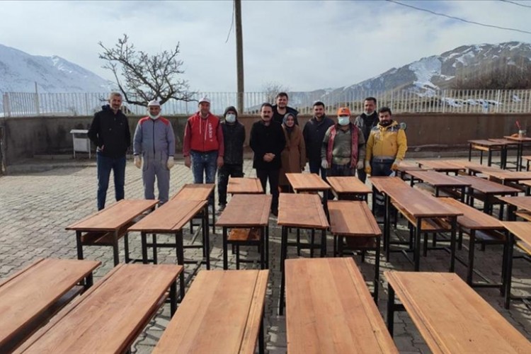 25 okuldaki 3 bin sıra ve masayı yenilendi