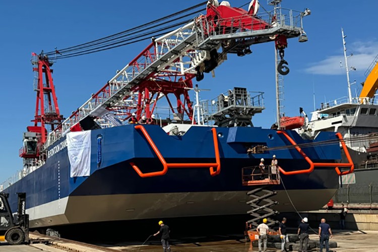 IB Pontoon Crane suya indirildi