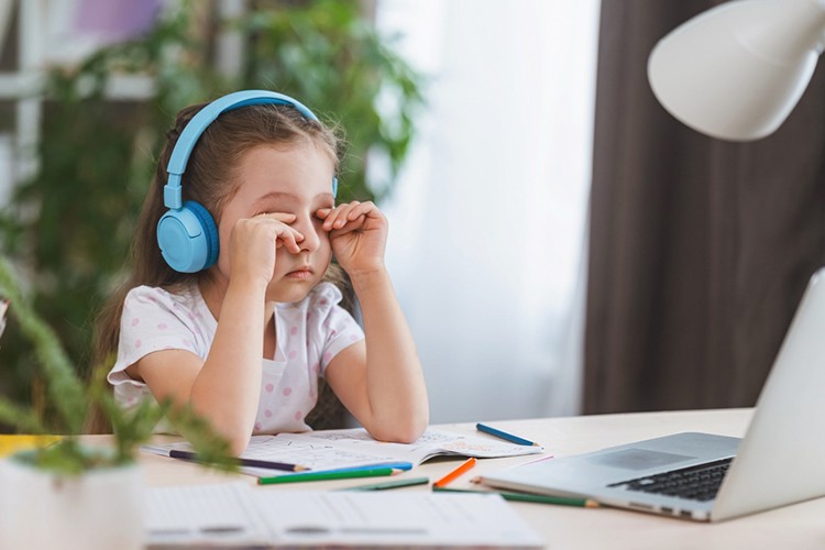 Her 4 çocuktan 1'i uzağı göremiyor