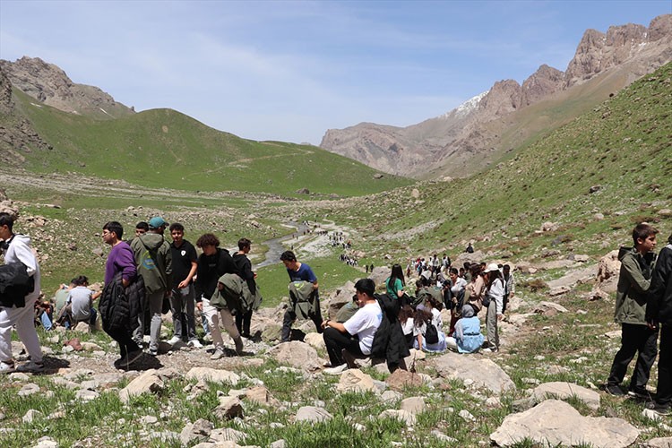 Hakkari'de öğrenciler doğa yürüyüşü yaptı