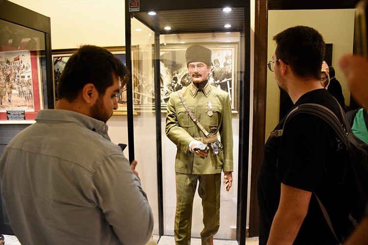 Atatürk'ün orijinal üniforması Samsun'da sergileniyor