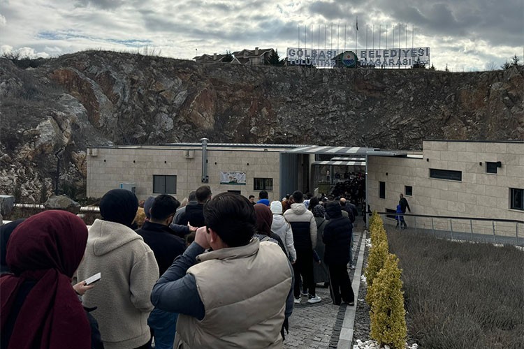 Gölbaşı'ndaki Tulumtaş Mağarası'nda ziyaretçi yoğunluğu