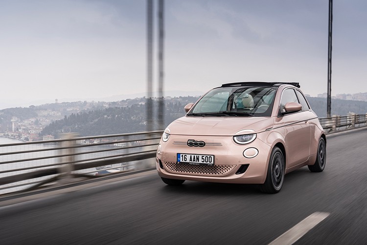 Fiat 500e 'en'leri bir arada sunuyor