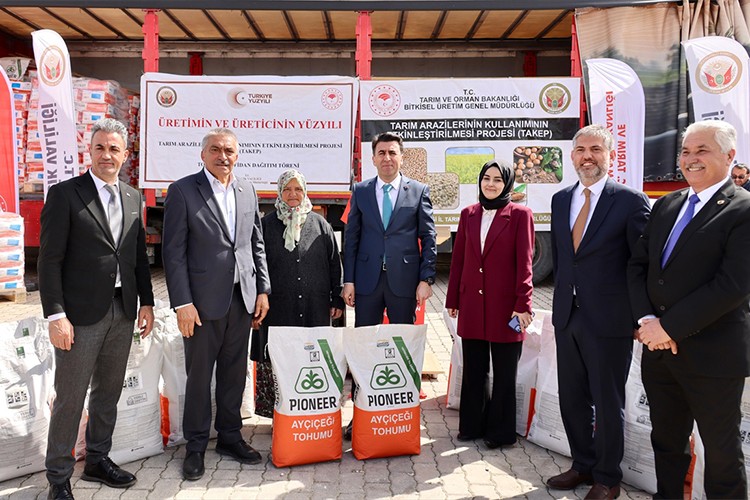 Bilecik'te çiftçilere yağlık ayçiçeği tohumu dağıtıldı