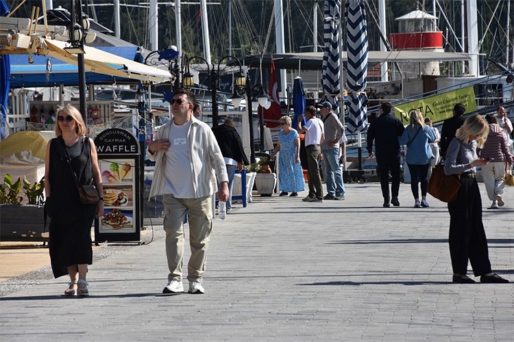 Marmaris'e sezonun ilk kruvaziyeri Rus turistlerle geldi
