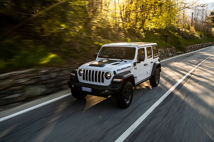 Jeep Wrangler da elektriğe kapıldı