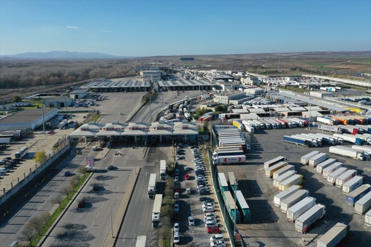 GÜMRÜK KAPILARINDAN 15 MİLYON YOLCU GEÇTİ