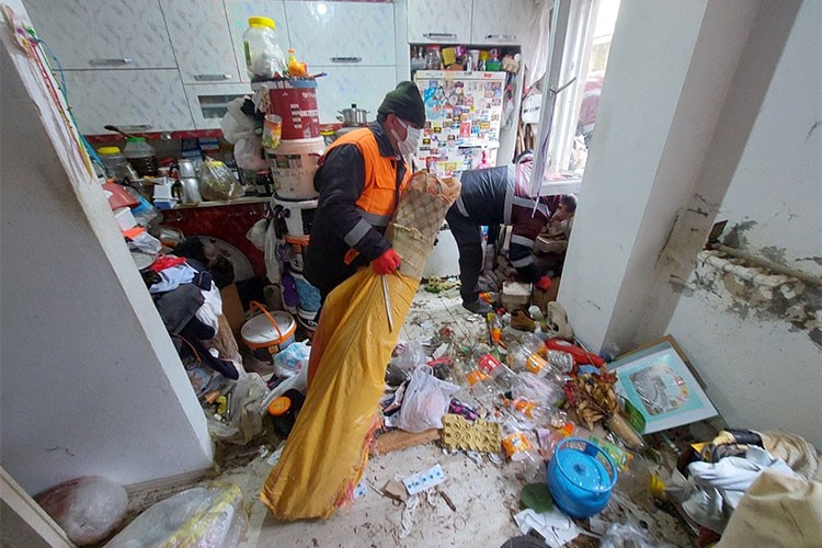 Yalnız yaşayan kişinin evinden 10 kamyonet çöp çıkarıldı