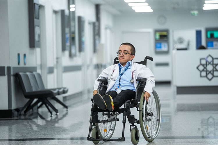 Hamza "doktorluk" hayalini gerçeğe dönüştürdü