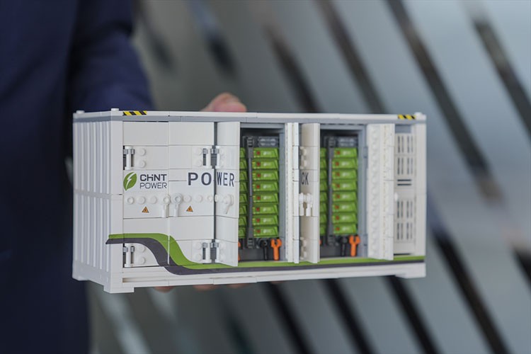 700 milyon dolarlık güneş hücresi üretim tesisi kuracak