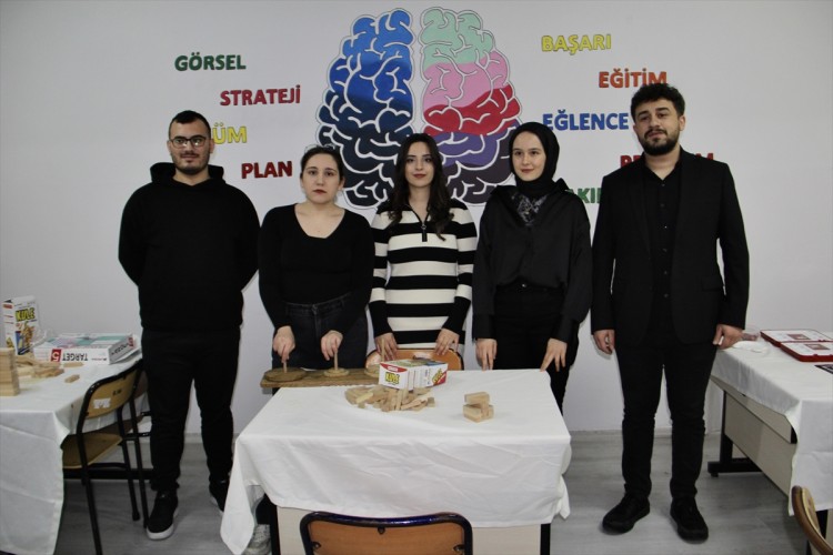 Depremde kaybettikleri arkadaşlarının adını sınıfa verdiler