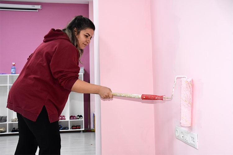 Tatili fırsat bilen öğretmenler, anaokulunu güzelleştiriyor