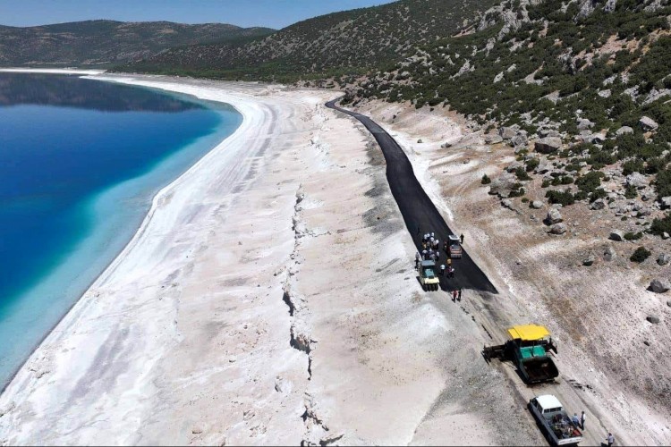 Sosyal medyada tepkiler büyüyor! Salda Gölü'ne asfalt döküldü