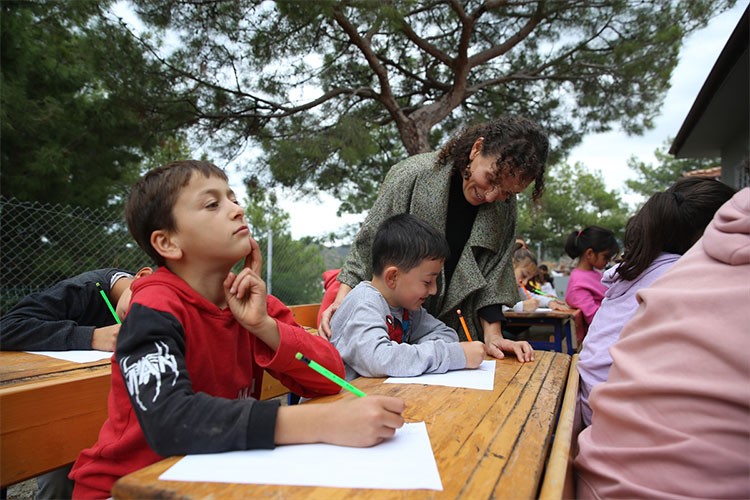 Atık malzemelerden tasarladığı ürünlerle okulu renklendirdi