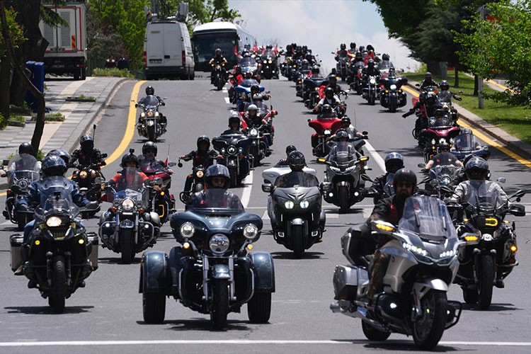 Motosiklet tutkunları "19 Mayıs" için Ankara'da tur attı