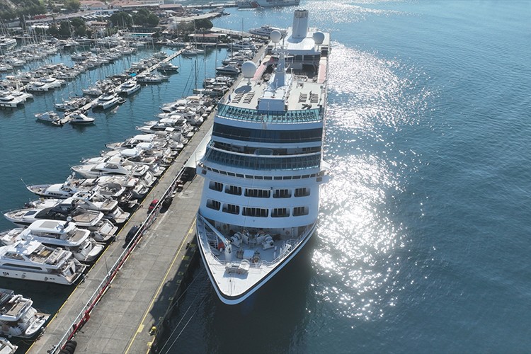 "Azamara Onward" kruvaziyeri Marmaris'e 650 turist getirdi
