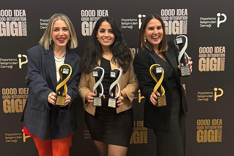 Saat&Saat başarısını 8 ödülle taçlandırdı