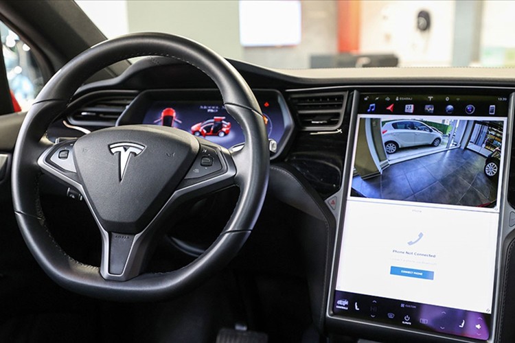 Tesla, ABD'de ilk "otopilot" davasını kazandı