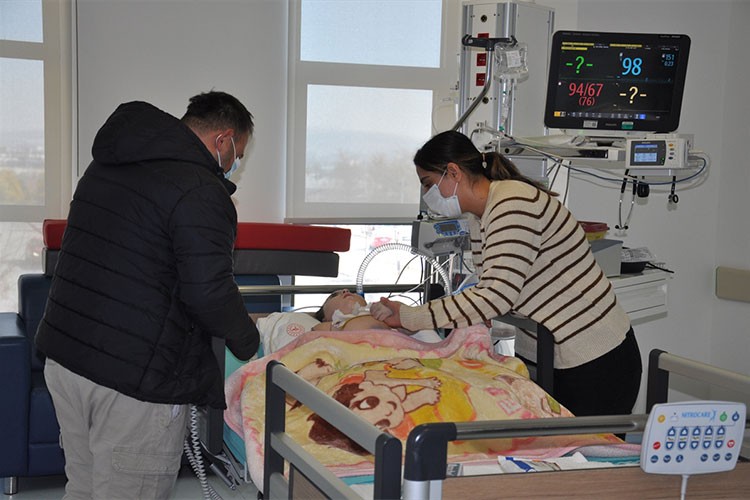 Beslenme tüpüyle artık gıdasını güvenle alıyor