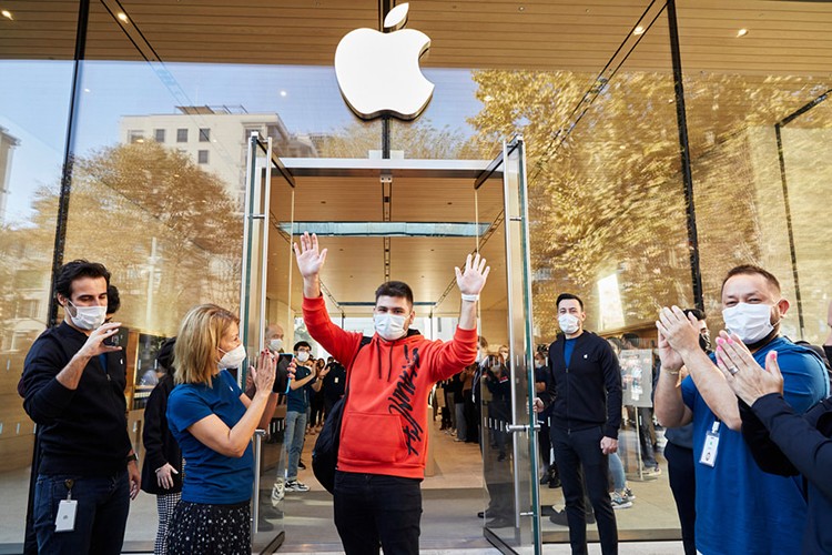 Apple "piyasa değeri 3 trilyon doları geçen ilk şirket" oldu