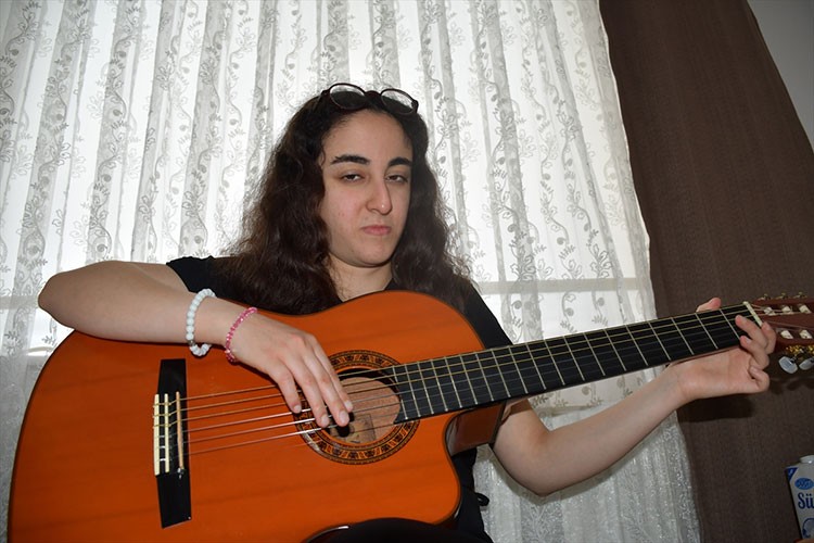 Otizmli Sıla 19 yıldır müzikle hayatına renk kattı