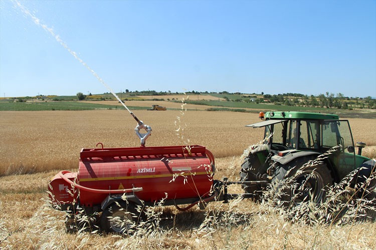 Tarladaki su tankeri felaketi önlüyor