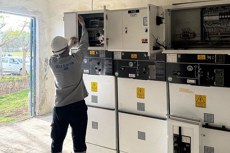 Bakır Hırsızları Binlerce Hane ve Resmi Kurumu Elektriksiz Bıraktı