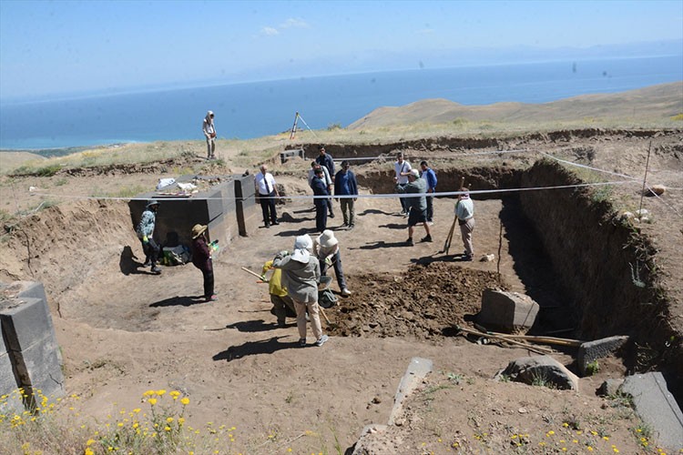 Kef Kalesi'nde 49 "fil ayağı" gün yüzüne çıkarıldı
