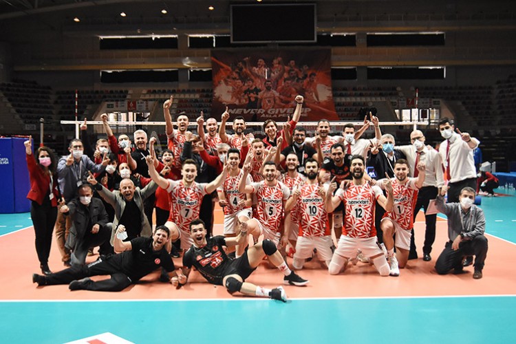 Ziraat Bankkart 3 kulvarda da yoluna devam ediyor