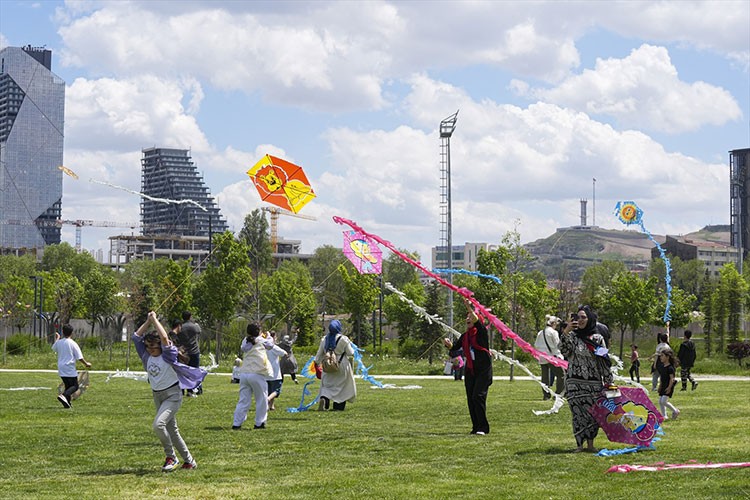 Başkentte "Kuşluk Dergi Uçurtma Şenliği" düzenlendi