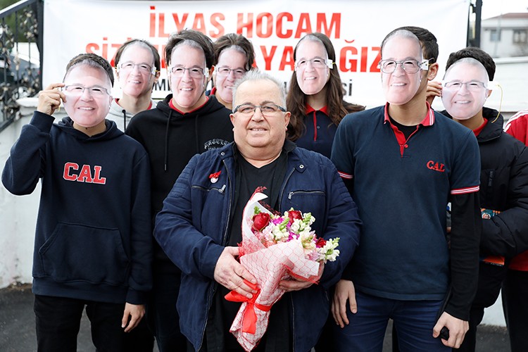 44 yıllık öğretmen maske ile uğurlandı