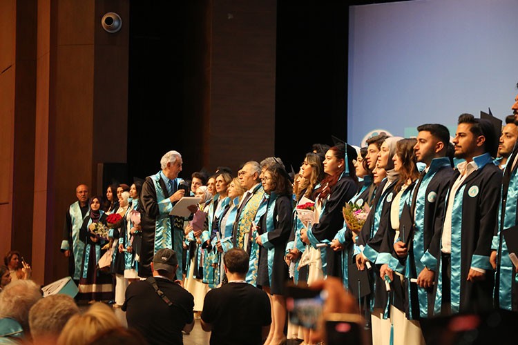 Üsküdar Üniversitesi, ilk hekimlerini gururla uğurladı